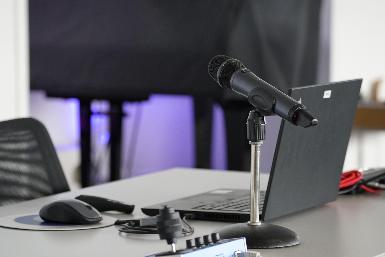 Laptop, conference table, mouse — Things to keep in mind to findPart Time Jobs